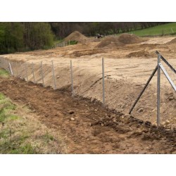 Wildzaunpfosten aufgestellt in Erde Wildzaunpfosten aufgestellt in Erde