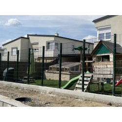 Doppelstabzaun-grün-aufgeschraubt